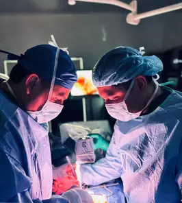 Retrato clínico de Dr. David Suárez, experto en ginecología oncológica en Guatemala