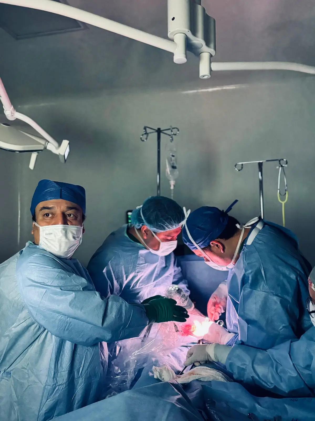 Consultorio del Dr. Suárez Mota con equipo especializado para diagnóstico ginecológico